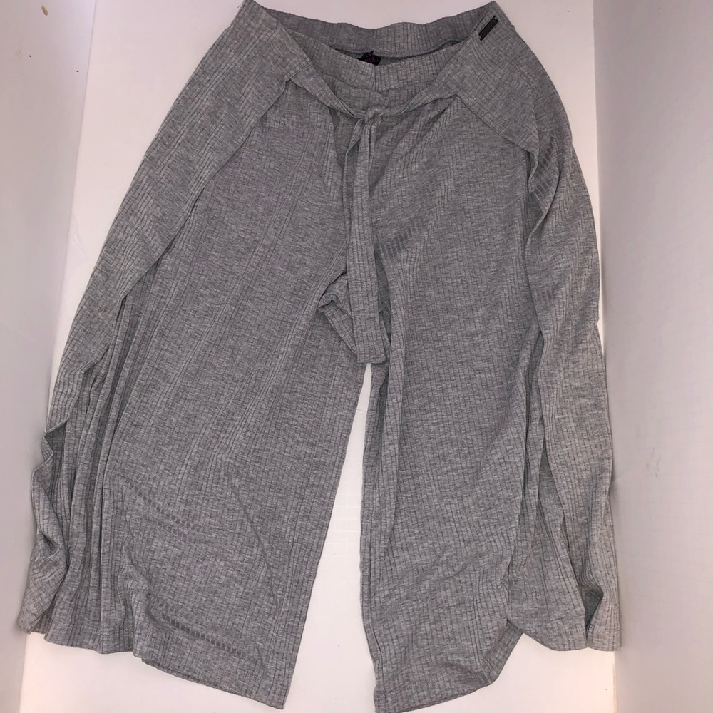 Betsy Johnson ladies summer capris size small